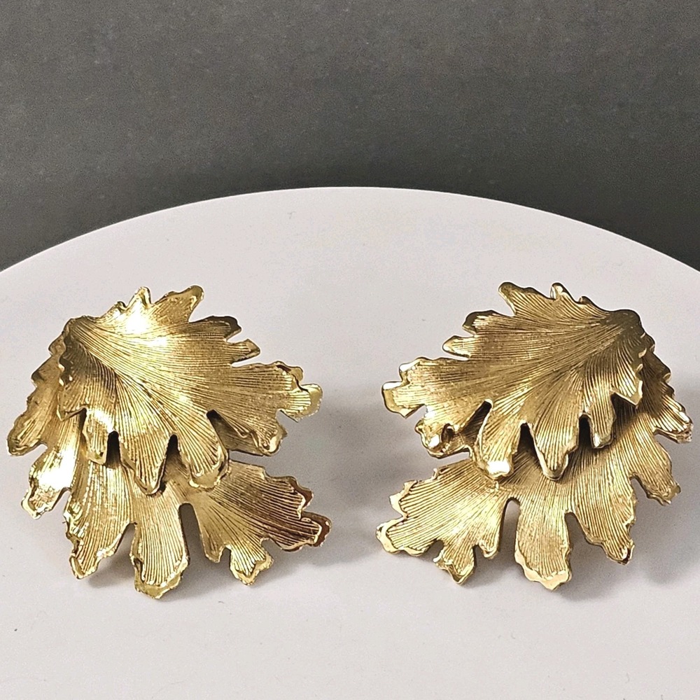 Vtg Crown Trifari Gold Tone Textured Leaf Statement Clip Earrings Large 1.5"